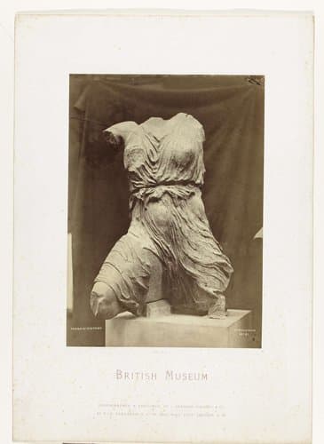 Sculptuur van torso van Nike by Caldesi & Co. Bernieri