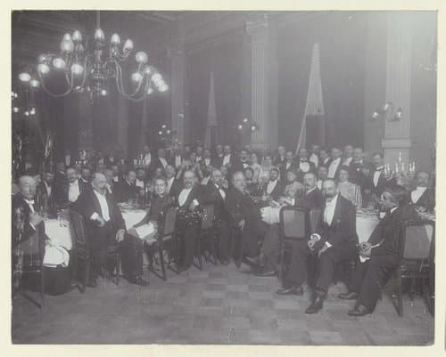 Groepsportret met George Hendrik Breitner en anderen aan een diner by Nicolaas Schuitvlot