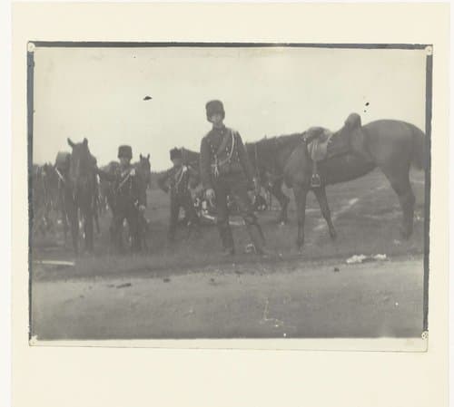 Cavalerie in rust positie op een veld by George Hendrik Breitner