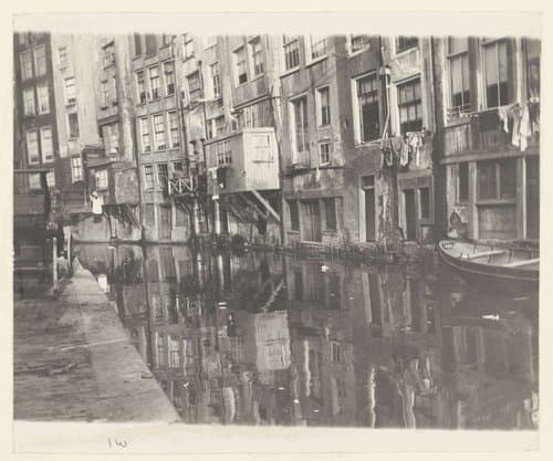 Gezicht op de Oudezijds Achterburgwal en de achterzijde van de Zeedijk in Amsterdam by George Hendrik Breitner