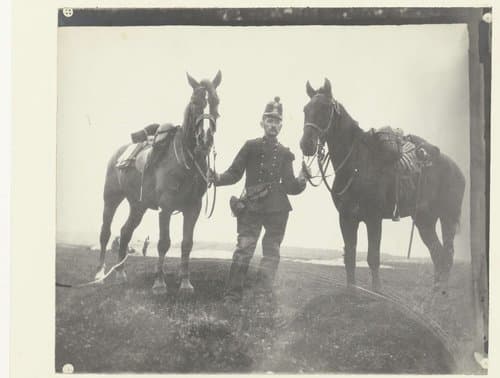 Portret van een bereden artillerist met twee paarden by George Hendrik Breitner