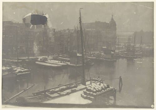 Damrak met schepen te Amsterdam by George Hendrik Breitner