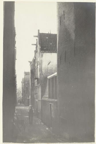 Gezicht in de Baanbrugsteeg te Amsterdam by George Hendrik Breitner
