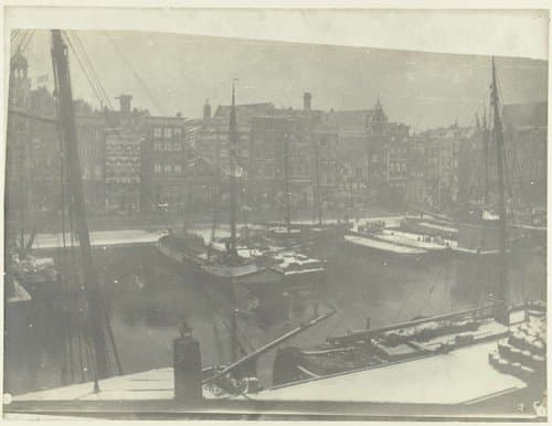 Schepen aan het Damrak te Amsterdam by George Hendrik Breitner