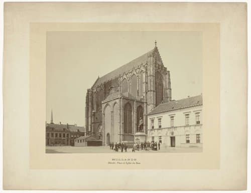 Groep mensen bij het beeld van Graaf Jan van Nassau voor de Dom kerk in Utrecht by anonymous