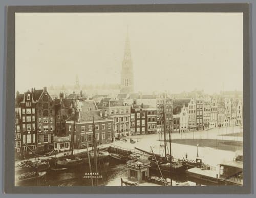 Gezicht op het Damrak met op de achtergrond de torens van de Oude Kerk en de Zuiderkerk te Amsterdam by R & L