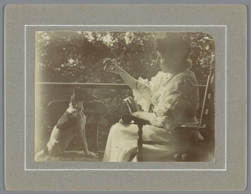 Vrouw met hond op een balkon by George Hendrik Breitner