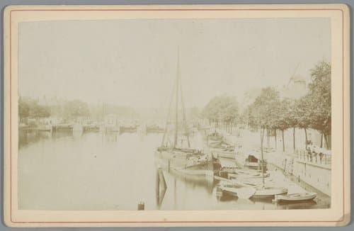 Gezicht vanaf de Hogesluis op de Binnen Amstel met boten in Amsterdam by anonymous