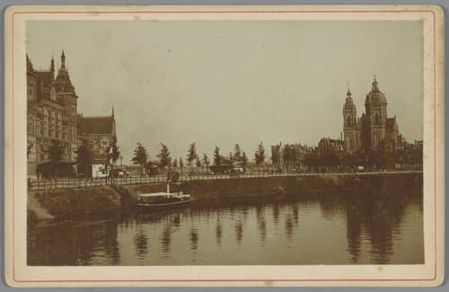 Gezicht op Centraal Station en Nicolaaskerk in Amsterdam by anonymous