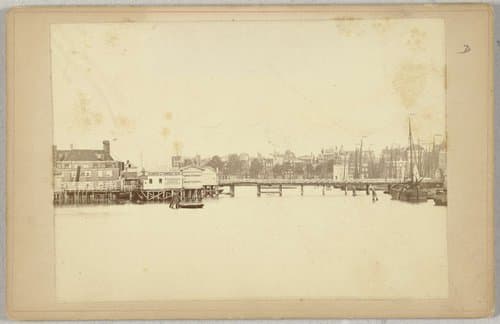 Stadsherberg met aanlegsteiger by Paul Henri Jean Reynet de la Rue