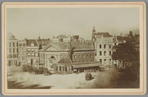 Gezicht op de Boterwaag op de Botermarkt in Amsterdam by anonymous