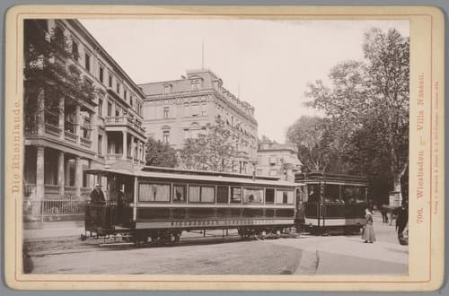Gezicht op een straat is Wiesbaden met een tram
