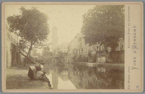 Gezicht op de Oude Gracht en de Domtoren in Utrecht by Van Winsen
