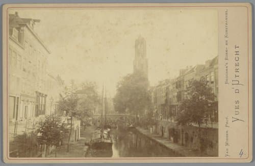 Gezicht op de Oude Gracht en de Domtoren in Utrecht by Van Winsen