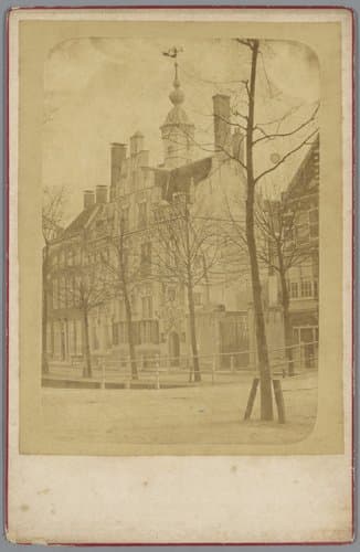 Gezicht op de Oude Delft met het Gemeenlandshuis in Delft by anonymous; J. Meeussen & Zn.