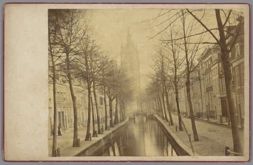 Gezicht op de Oude Delft en de Oude Kerk in Delft by Henri de Louw