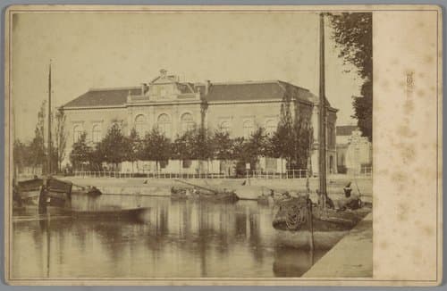 Gezicht op het Beurs- en waaggebouw in Leeuwarden by Hendrik Johannes Craije Azn.