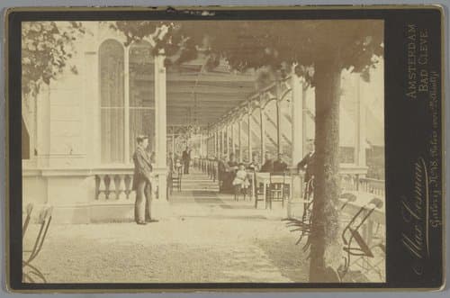 Gezicht op het terras van hotel Maywald in Kleef by Max Cosman