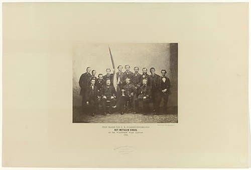 Groepsportret van 14 officieren (o.a. J.W. Binkes) van het schip Het Metalen Kruis