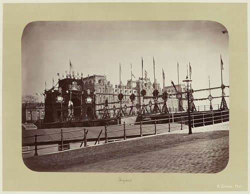 Versieringen ter gelegenheid van het bezoek van koning Willem III en koningin Emma aan Amsterdam, 1879