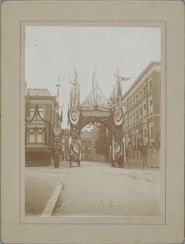 Versieringen in Den Haag ter gelegenheid van de inhuldiging van koningin Wilhelmina, 1898 by anonymous