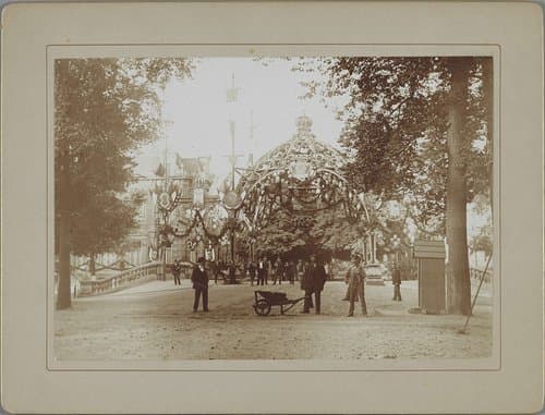 Versieringen in Den Haag ter gelegenheid van de inhuldiging van koningin Wilhelmina by anonymous