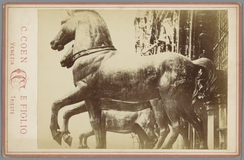 Gezicht op de paardensculpturen van de Basiliek van San Marco in Venetië by C. Coen & Figlio