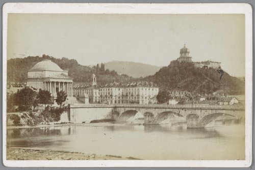 Gezicht op de Gran Madre di Dio, de brug Van Vittorio Emanuele en het Monte dei Cappuccini in Turijn