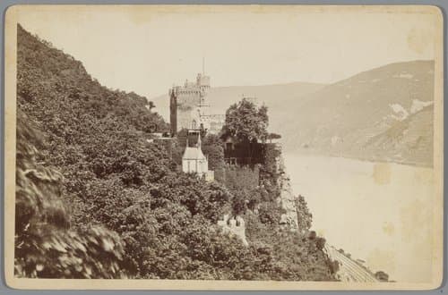 Gezicht op de Burcht Rheinstein in Duitsland by Sophus Williams