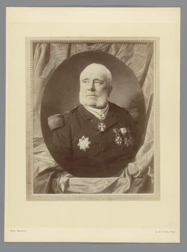 Fotoreproductie van een geschilderd portret van een militair in uniform, aangeduid als commandant Littré