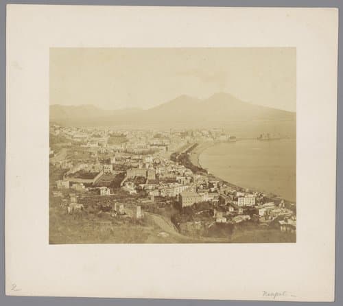 Gezicht op Napels met de Vesuvius op de achtergrond by Giorgio Sommer