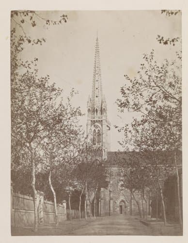 Exterieur van een kerk met gotische torenspits by anonymous