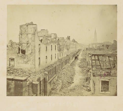 Straatgezicht in Straatsburg met ruïnes by German Wolf