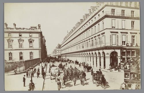 Gezicht op de Rue de Rivoli by X phot.