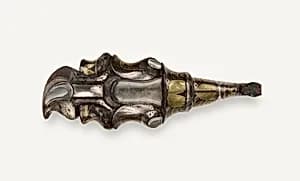 Garment hook (<em>gou</em>) by Unknown