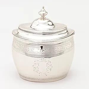 Tea caddy by David Hennell