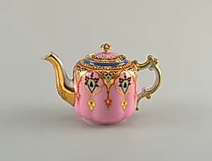Teapot and lid by Kuznetsoff Pottery, founded 1810