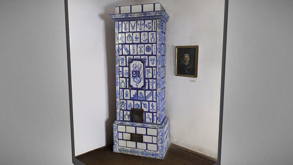 Tiled stove so-called amorial with coats of arms